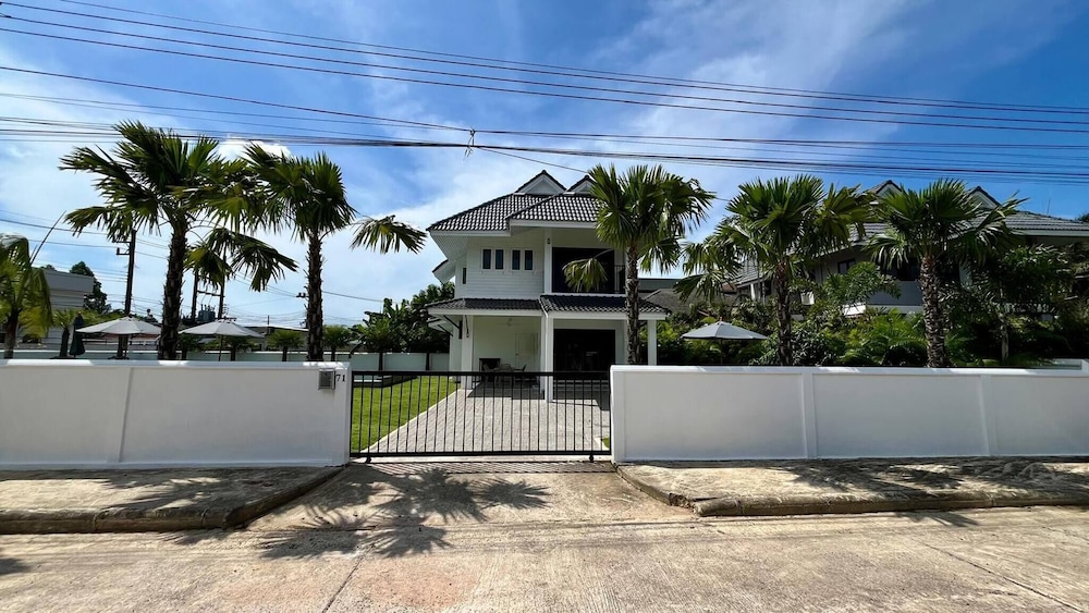 Khaolak Pool Villa With 3 Bedrooms