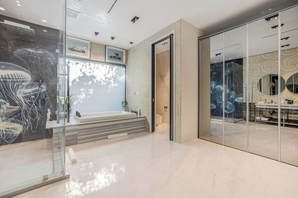 Villa Kaleida - Sleek Modern Sunset Villa With Eclectic Style & Infinity Pool