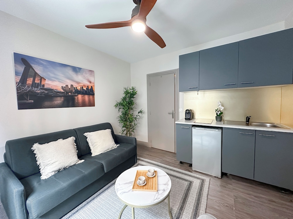 1601 Dumont