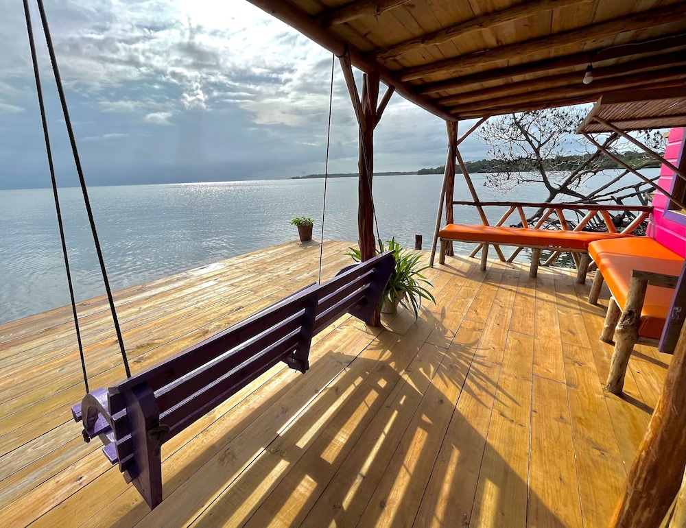 Urraca Monkey Island Eco Resort