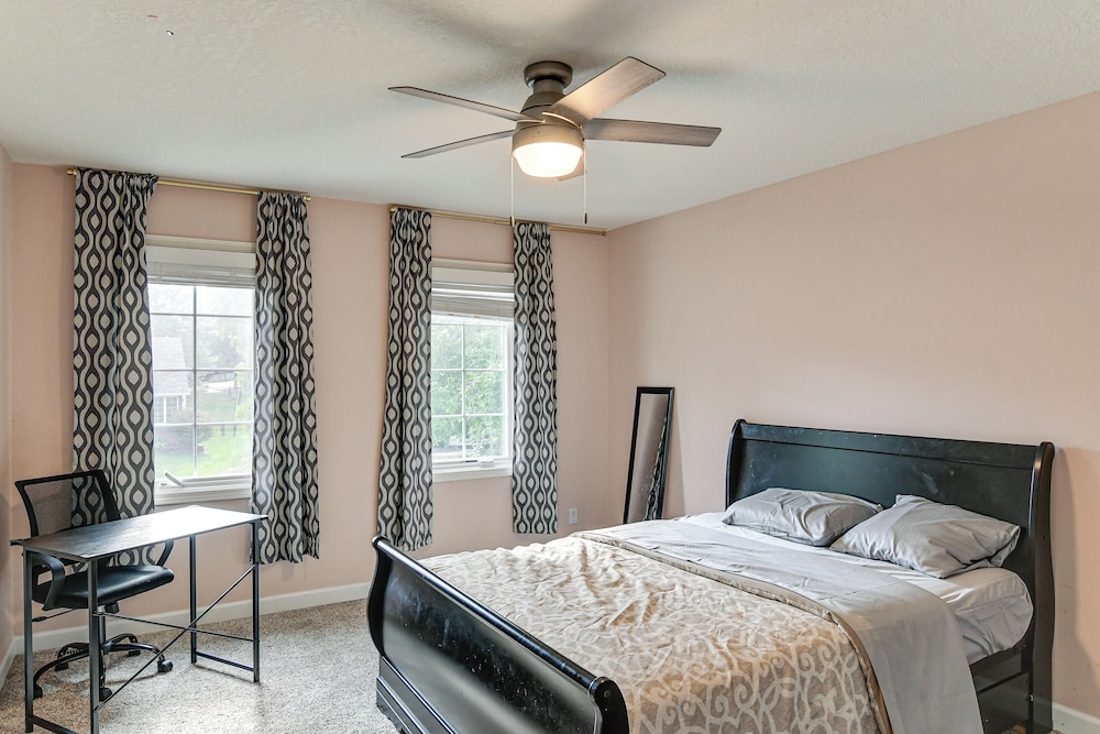 Des Moines Suburb Stay w/ Spacious Layout & Deck!