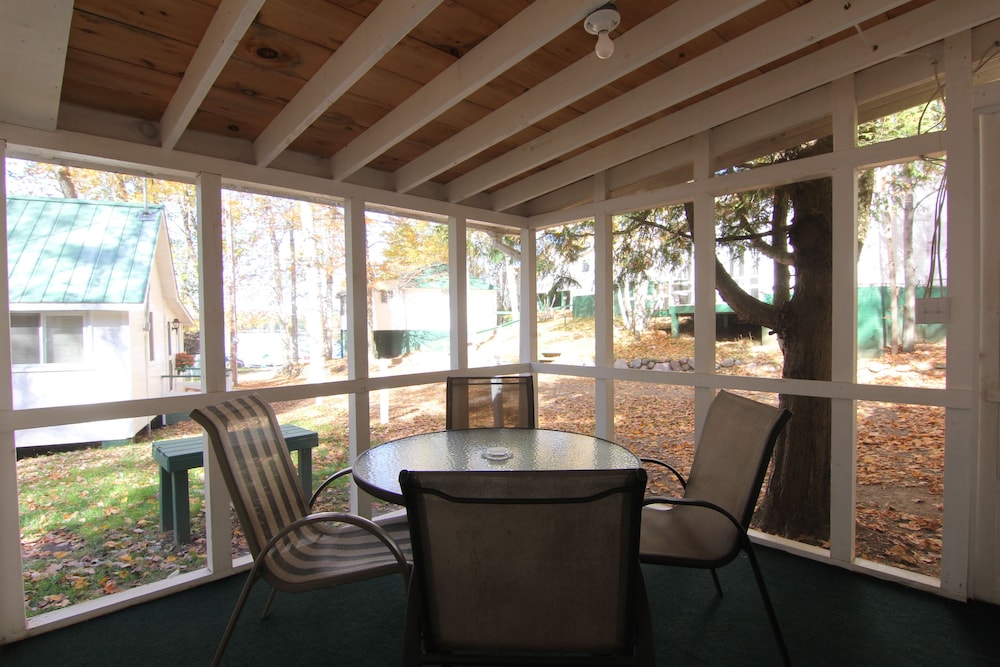 Birch Cliff Lodge on Baptiste Lake
