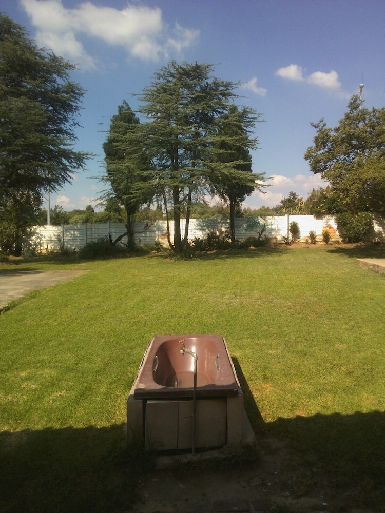 Fourways Backpackers Lodge view 4