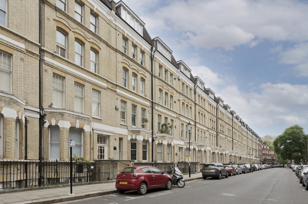 Immaculate two Bedroom Apartment in Chelsea by Underthedoormat