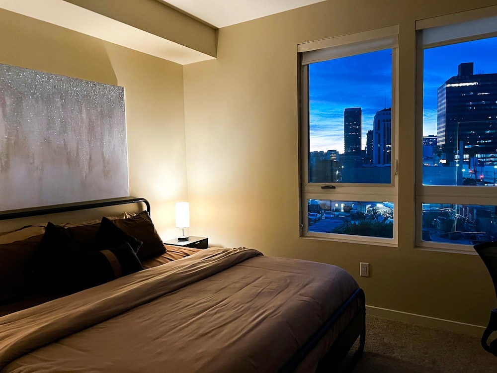 Elegant City Escape Gym Pool 10mins to Cedar