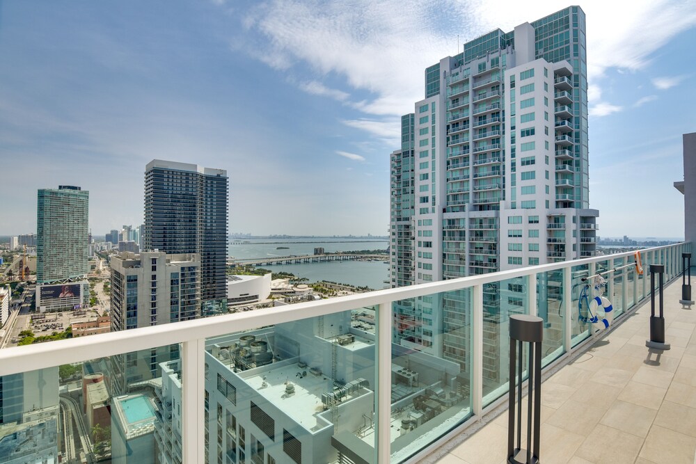 Luxe Downtown Miami Apt: Balcony, Pools, City View