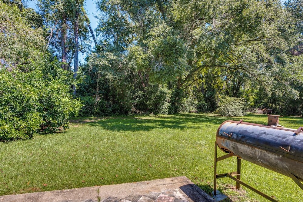 Quiet & Convenient Tallahassee Home, 4 Mi to Lake!