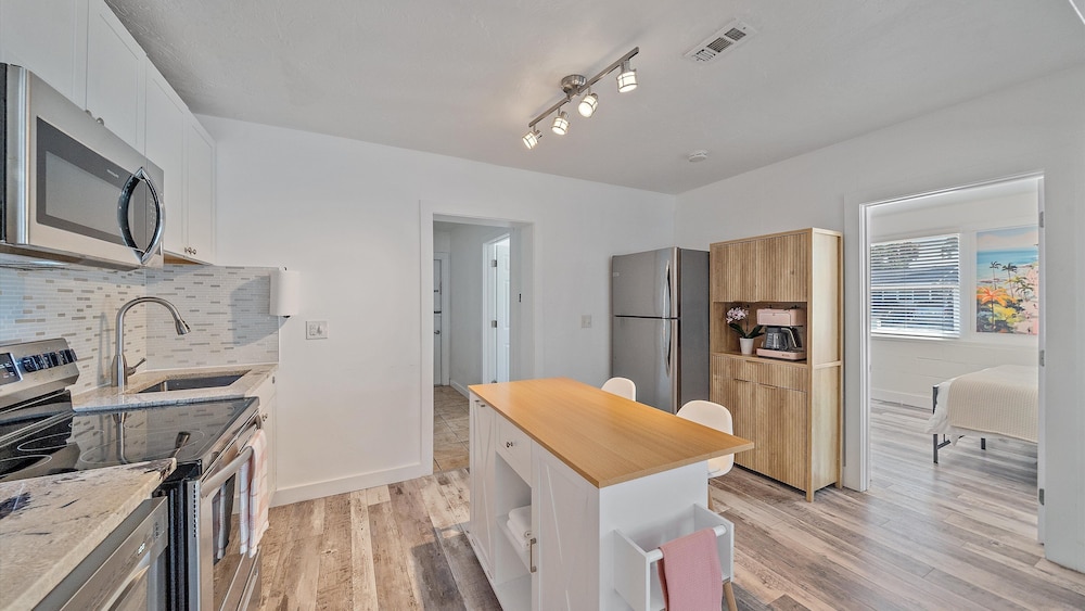 Urban Nest On 8th 4 Bedroom Home