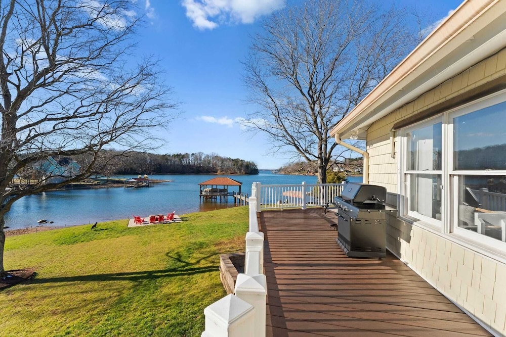 Pleasant Cove Waterfront Getaway With Fire Pit, Deck, and Lake Views