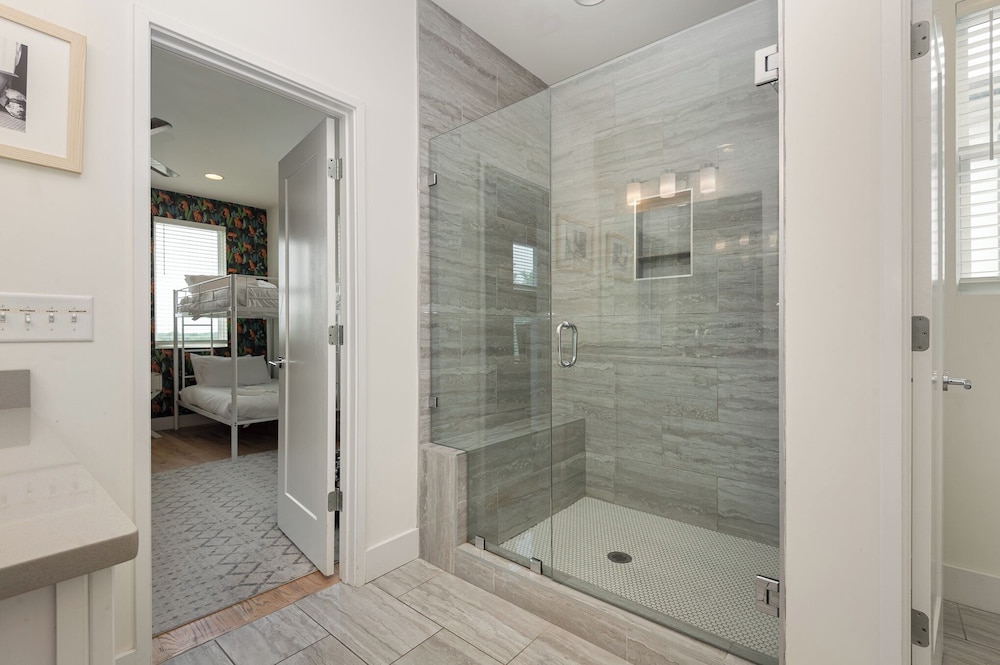 Citrine-private Patio & Balcony-near Germantown