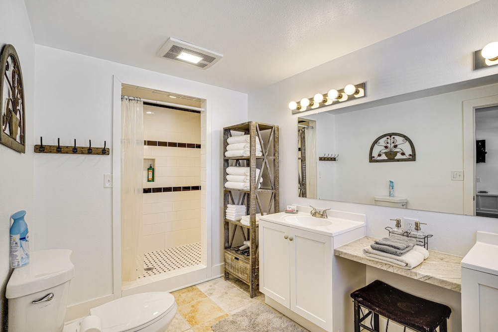 2 Mi to Road America: Pet-friendly Duplex!