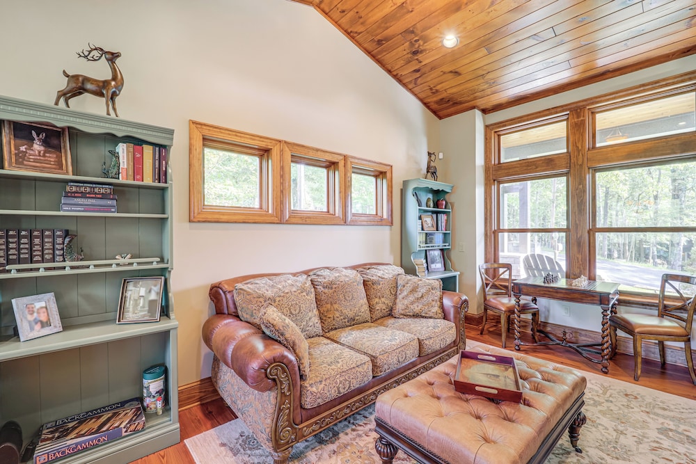 Hot Tub + Stunning Views: Luxury Beech Mtn Escape!