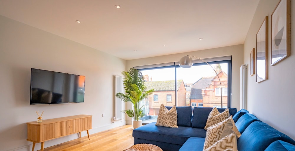 The Elizabeth Suite - Brand New 3 Bedroom Mews view 2