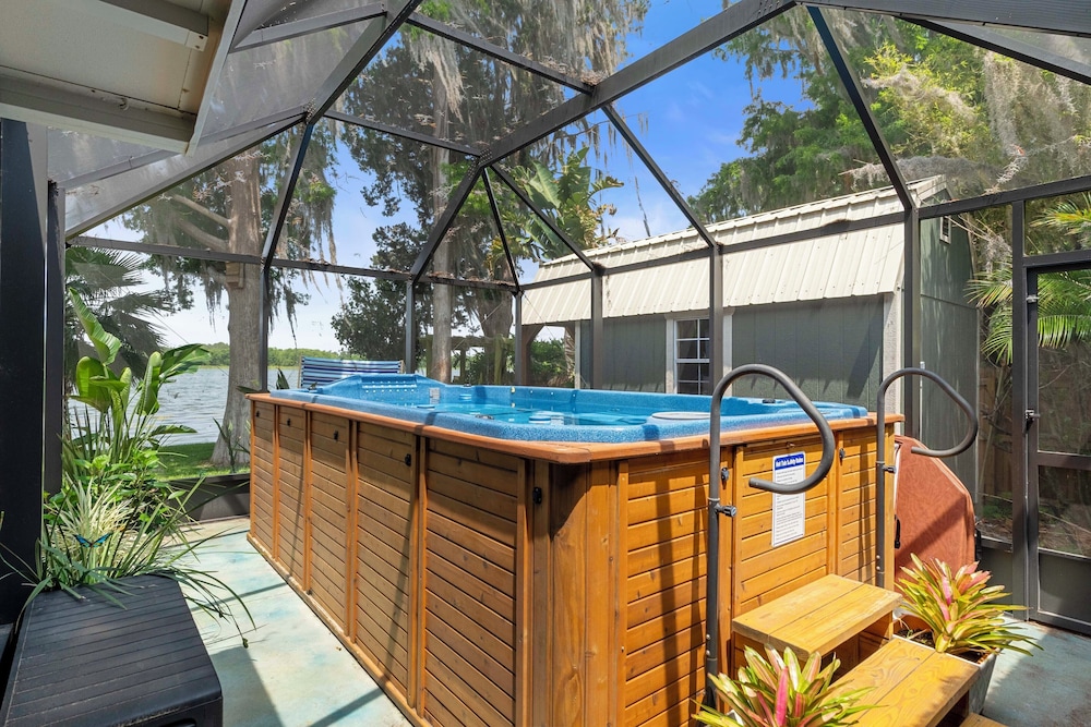 Welcoming Little Blue Lakehouse in Crystal River
