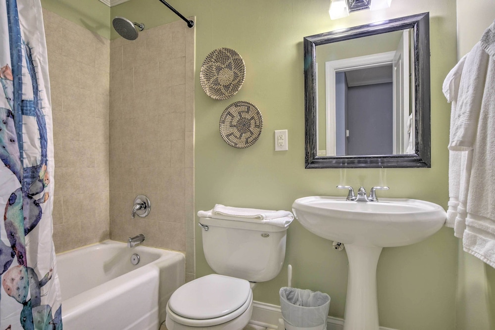 Bright Cary Home With Deck < 15 Mi to Raleigh! - Property Image 6