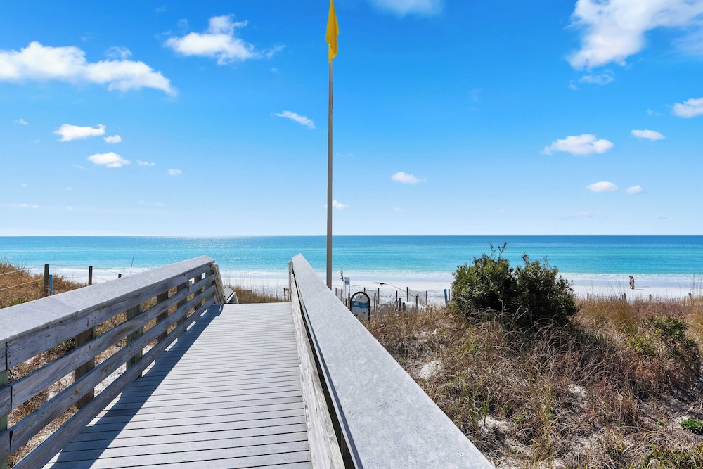30A Florida Flashback by Avantstay Private Pool, Golf Cart, 3 Mins to Beach!