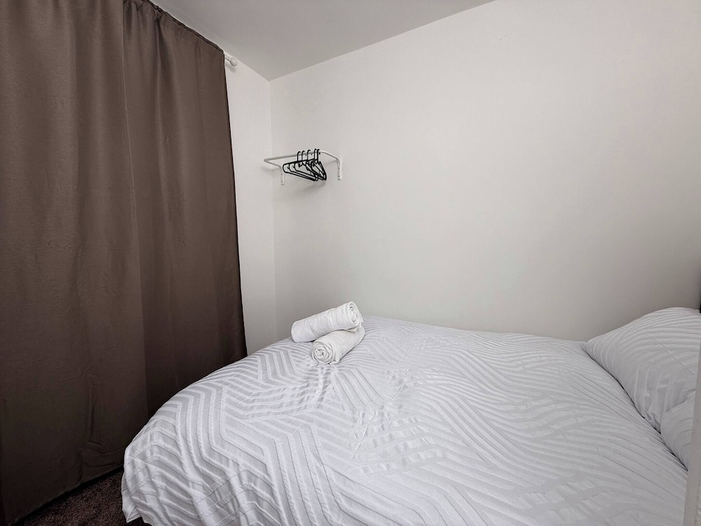 Urban Calm Spacious 3-bed Home With Free Parking