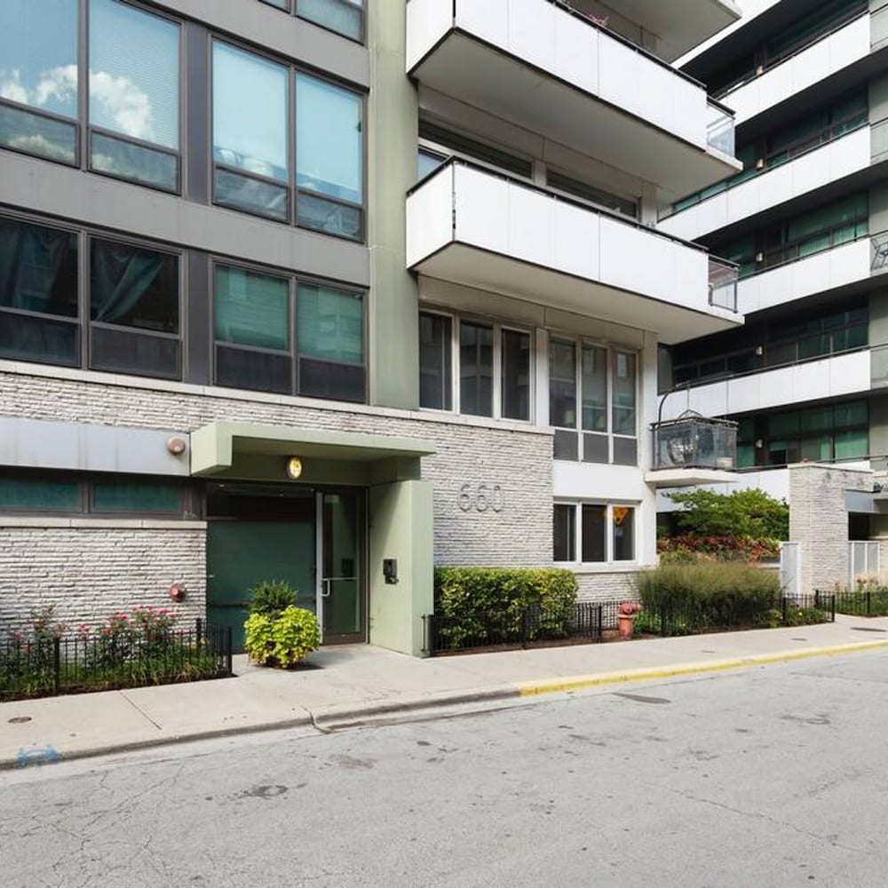 Sleek 2 Bed 2 Bath Condo in Trendy Fulton Market