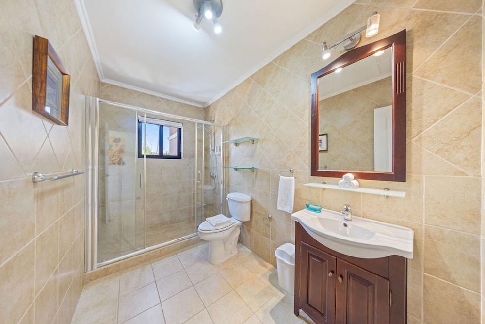 Gold Coast 4br4 5BA Villa w Privatepool Gym