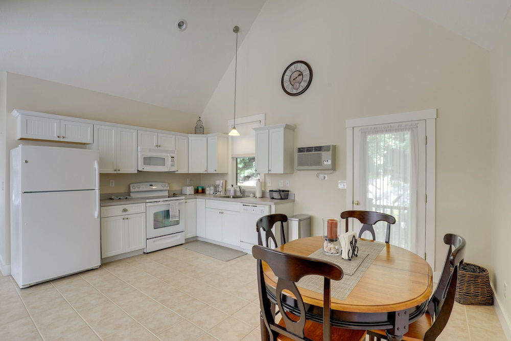 Inviting Summer Village Cottage: Golf Cart & More!