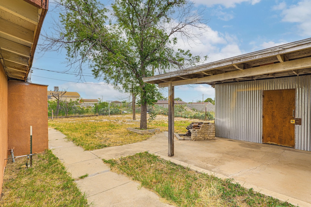 Cozy Home w/ Patio 24 Miles to Carlsbad Caverns NP