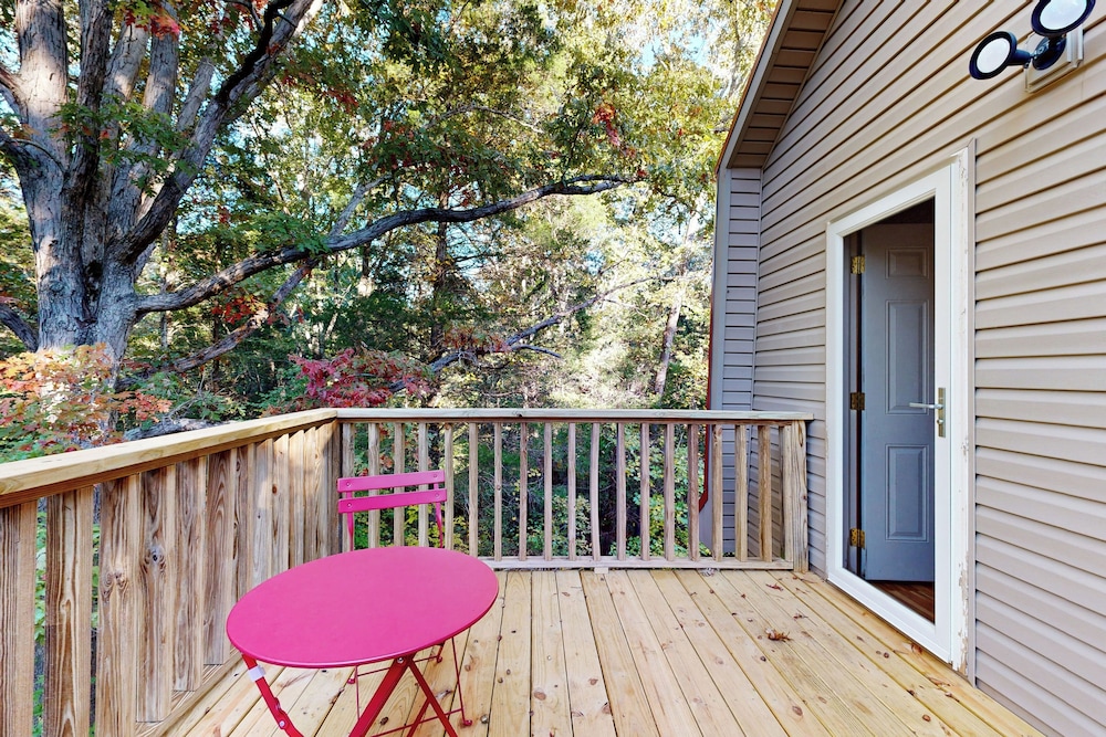 2BR House w/ A/C & Games, Close to Lake