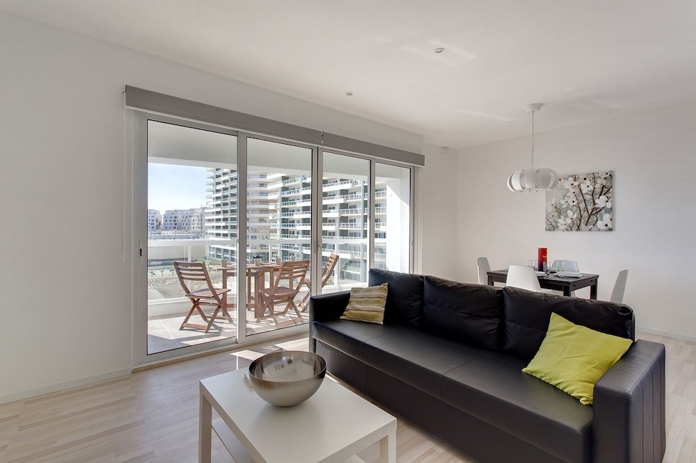 Modern Sea-view Apartment in a Prime Location view 5