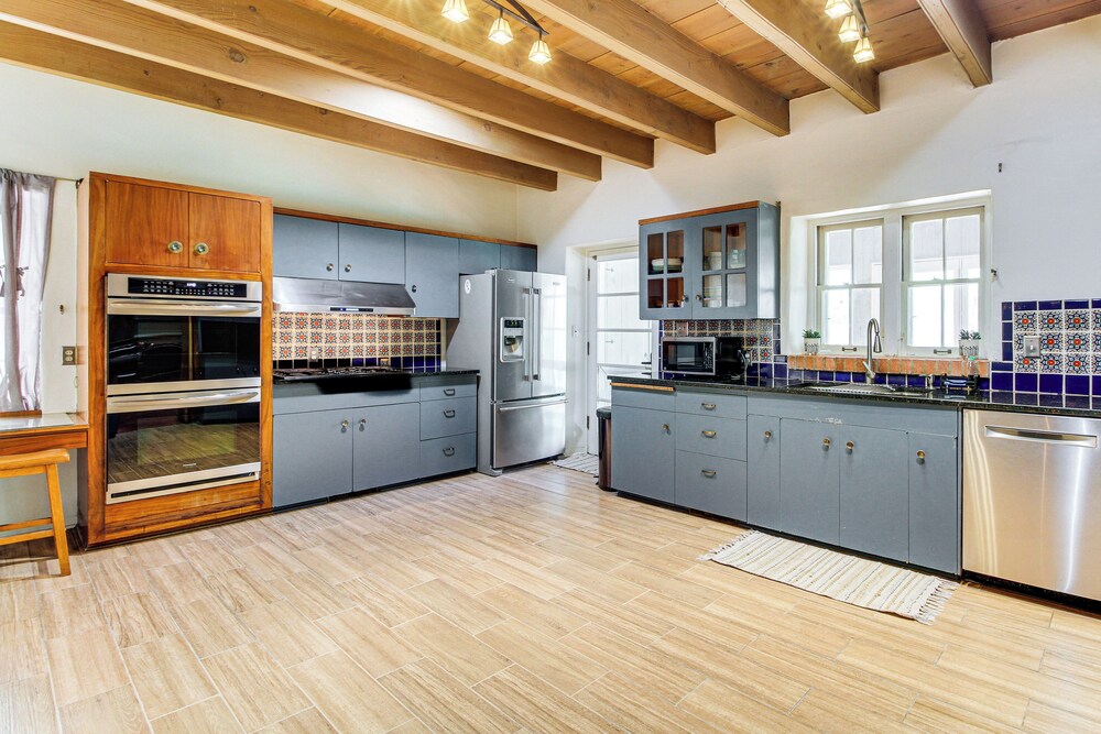 3 Mi to Zoo & Garden: Spacious Albuquerque Home