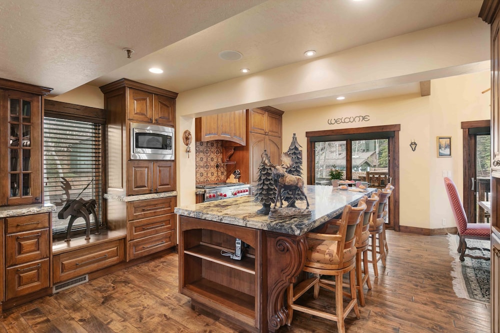 1617 - Six Bedroom plus Den Lakeside 6 Condo