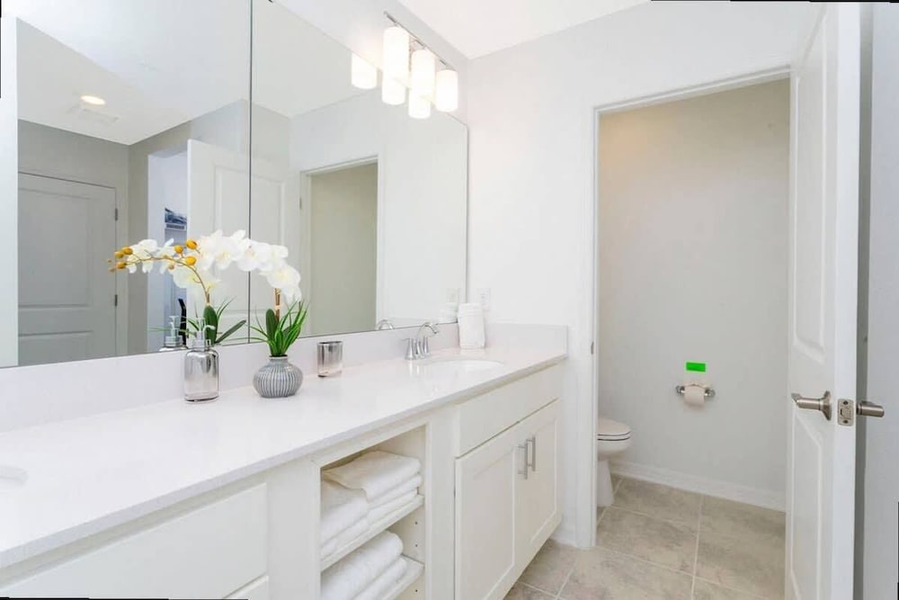 Lake View Resort Condo w Lazy River Near Disney