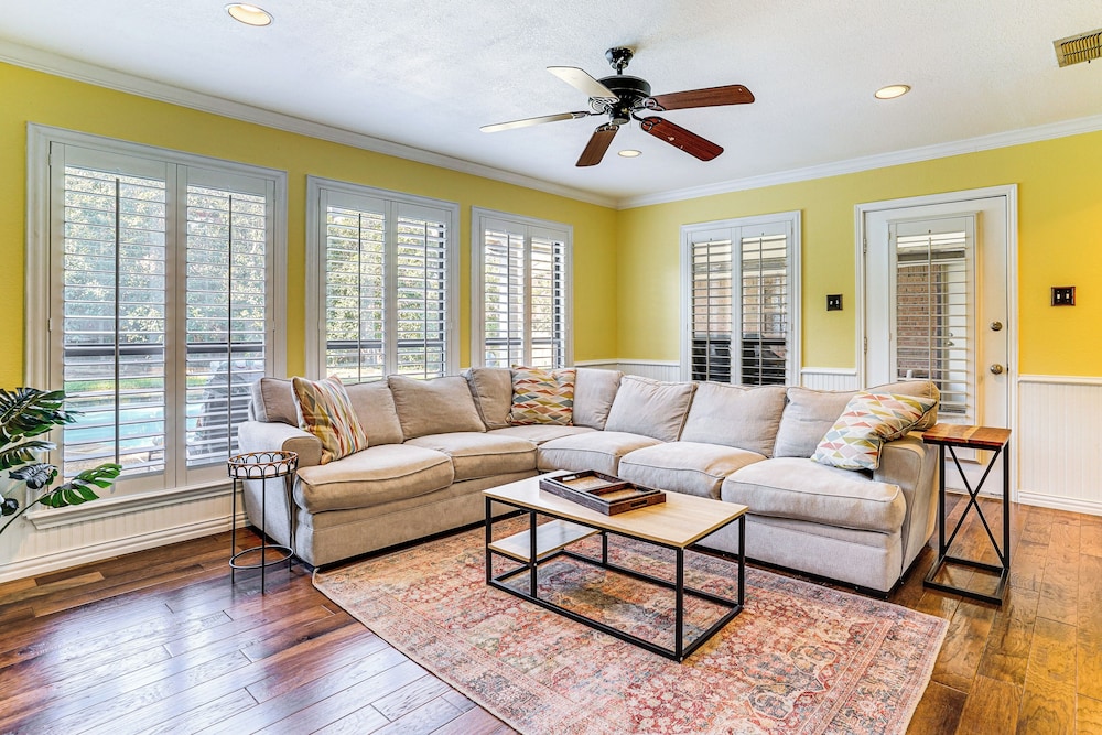 Patio & Yard: Family Home 12 Mi to At&t Stadium!