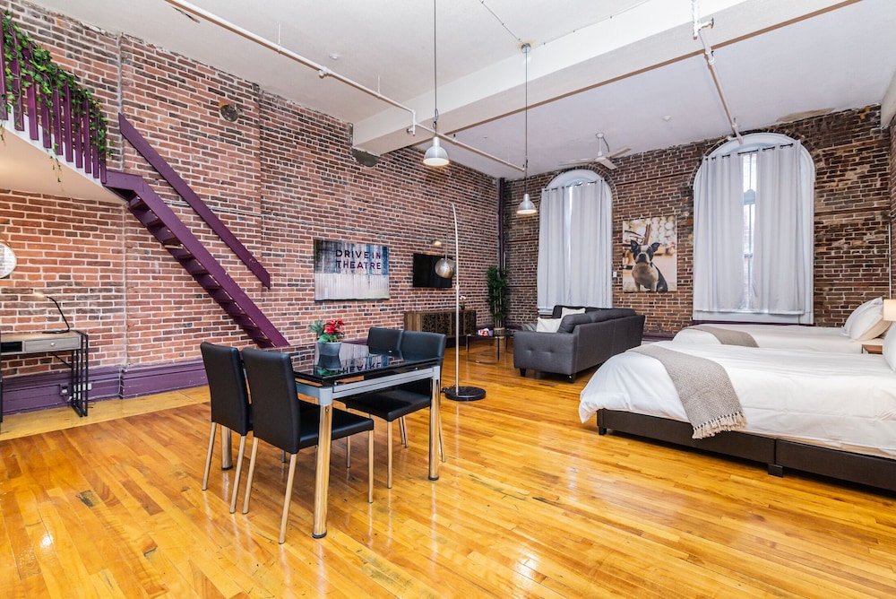 Old Port Montreal Business Apartments - Image 2