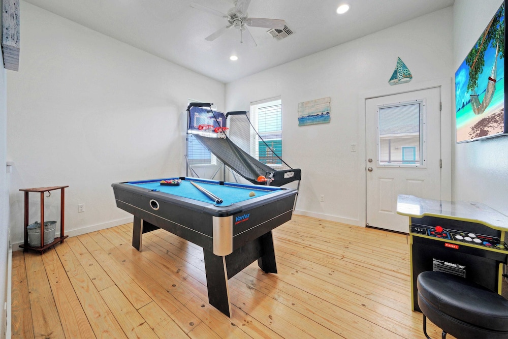 Sleeps 24, 2 Homes 2blocks to the Beach, Pool, Game Room, Patio w/ Outdoor Bar