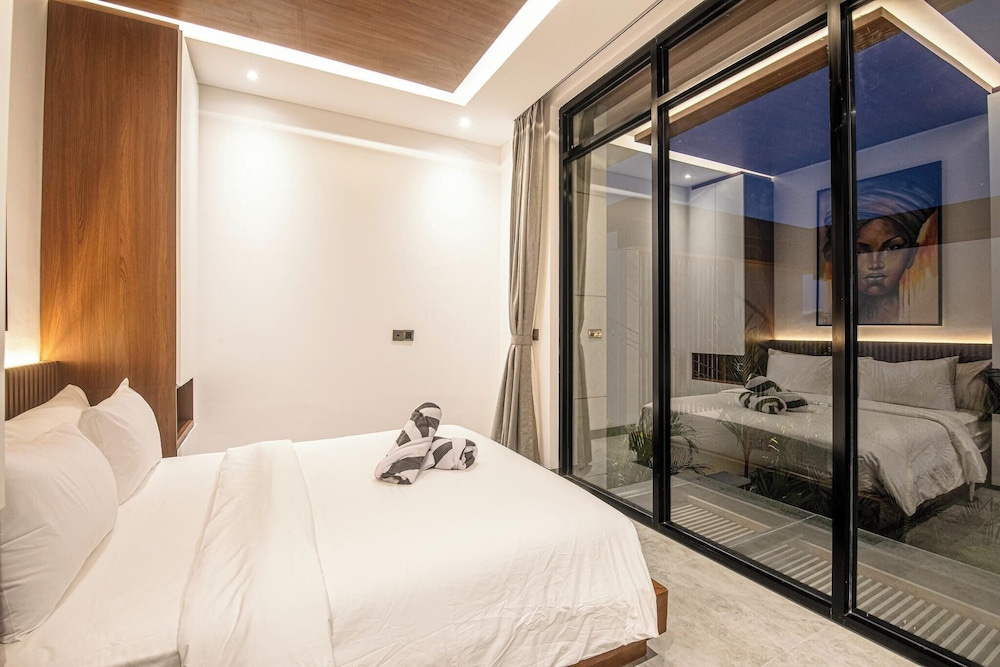 Tropical Elegance 5BR Canggu Villa Near Beach