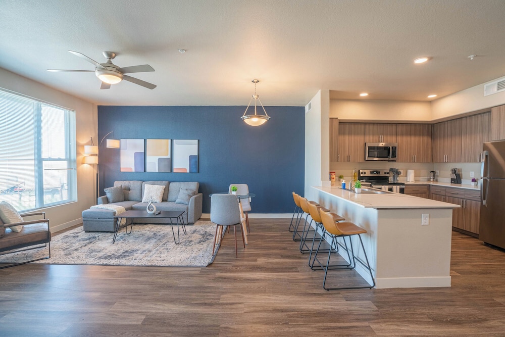 ROVE LIVING/KL - V on Broadway