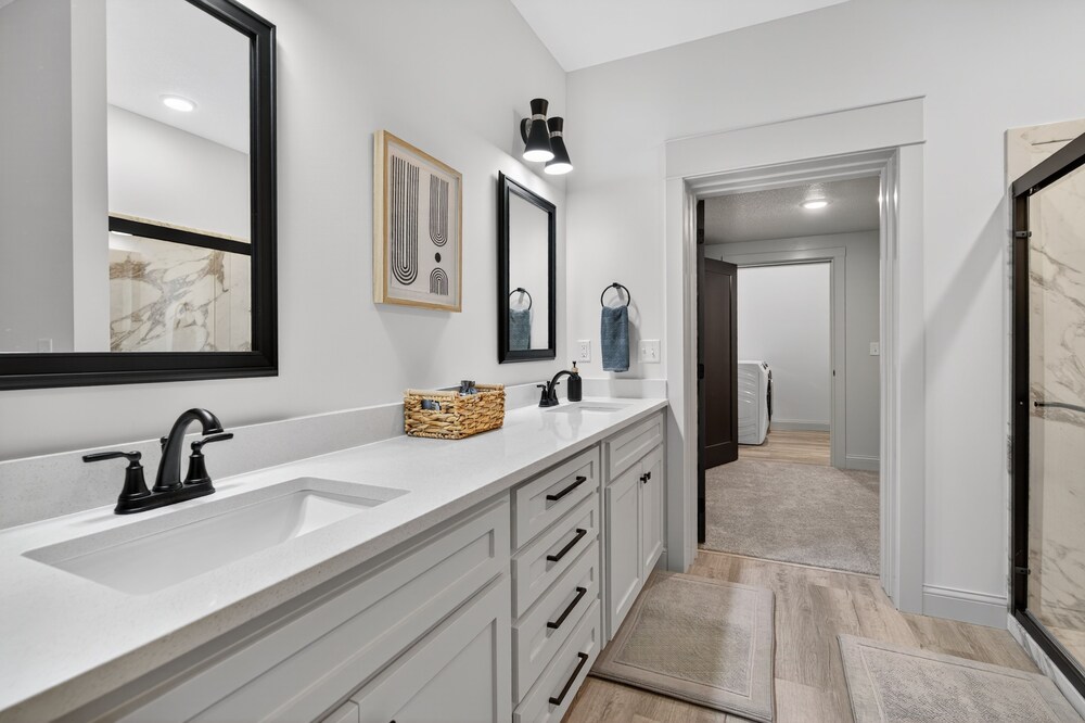 Plush & Roomy - Perfect For All Ages Near Ku & Kc 3 Bedroom Duplex