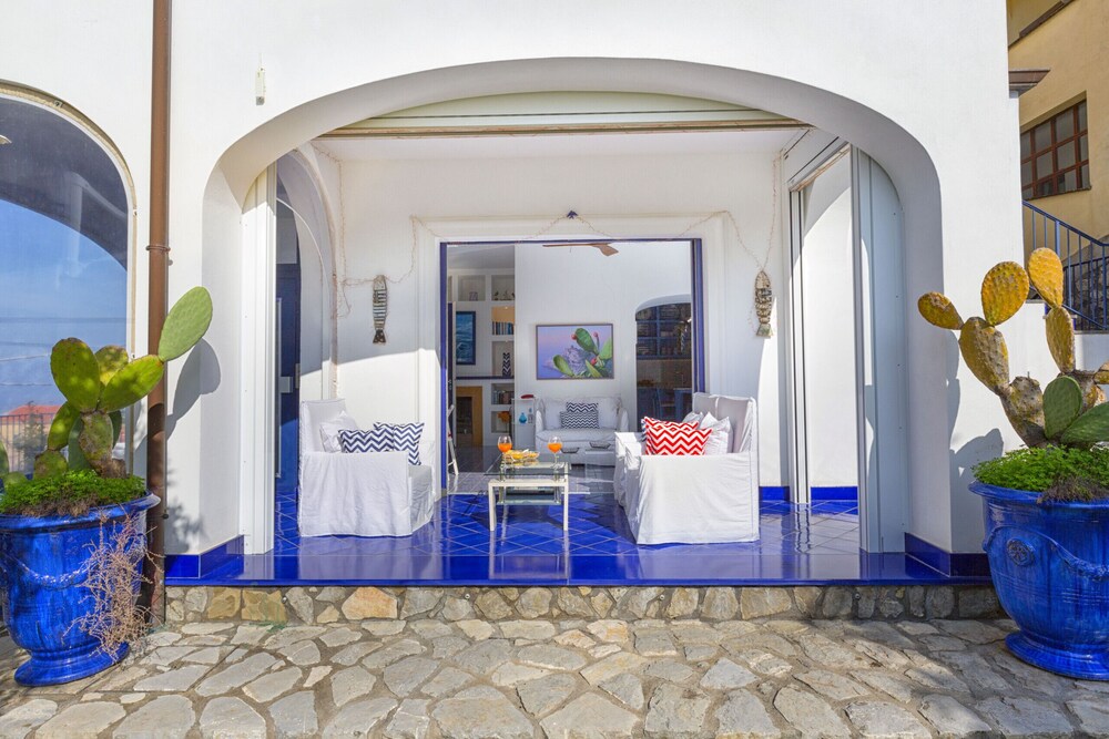 Villa Blue Skyline