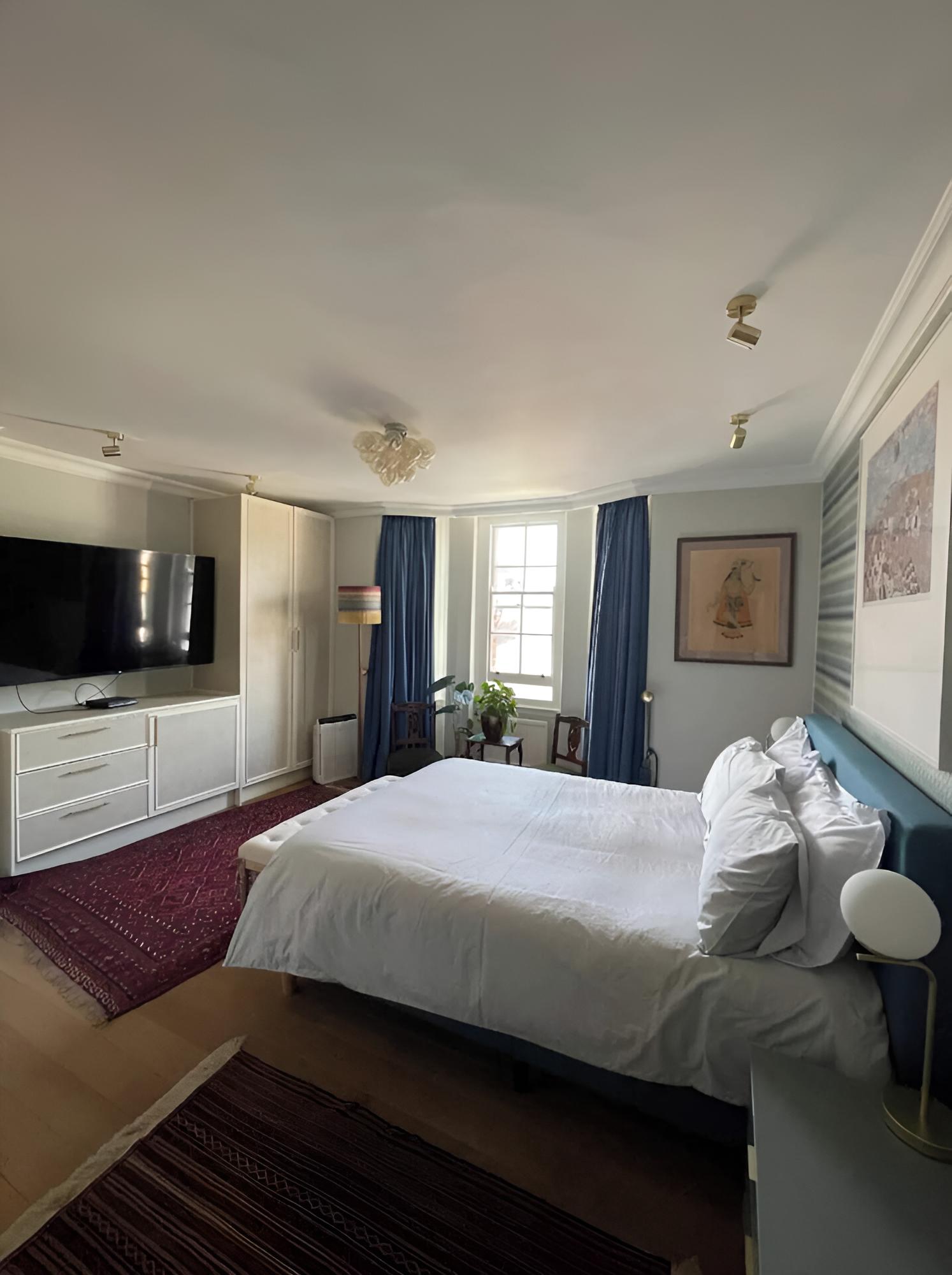 Vibrant & Art-filled 2BD Haven - Victoria