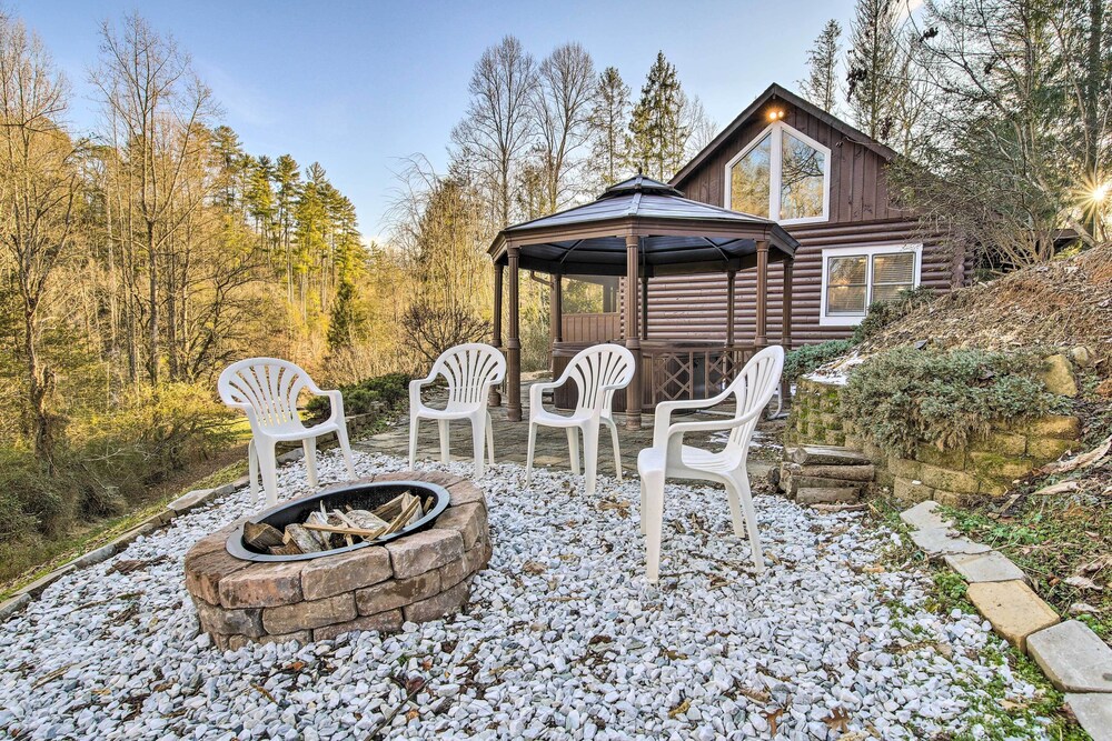 Pet-friendly Gatlinburg Cabin w/ Hot Tub!