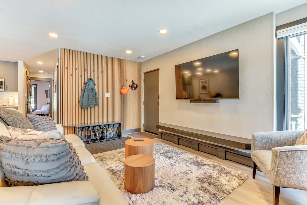 Between Beaver Creek & Vail: Modern Condo w/ View!