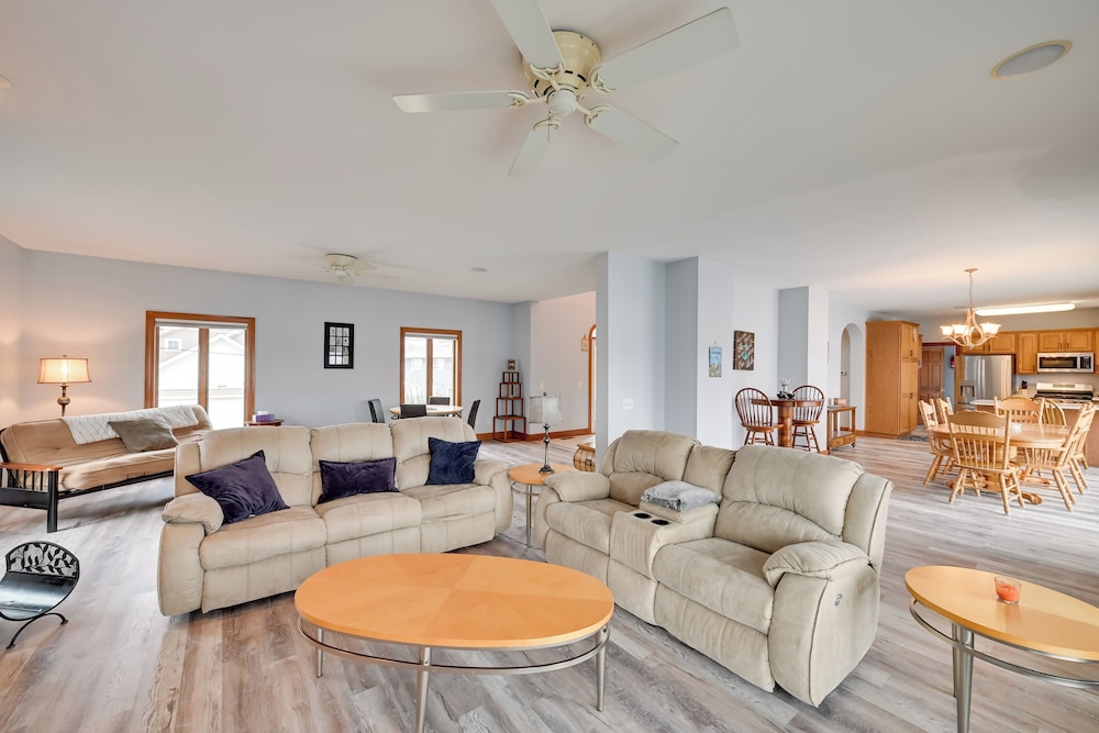 Hot Tub & Dock: Waterfront Lake Hamilton Home