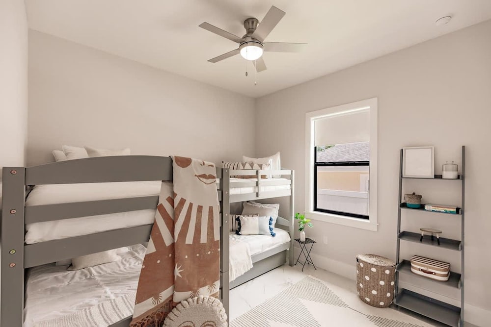 Luxurious Naples 4BR w Pool by Vanderbilt Beach