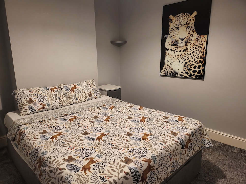 Apartment - Sleeps 5 - Great Location - Parking