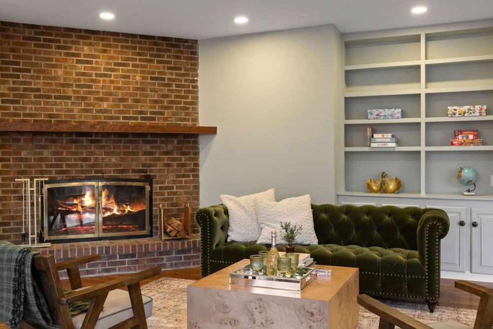 Peaceful Mini Mansion Sleeps 18