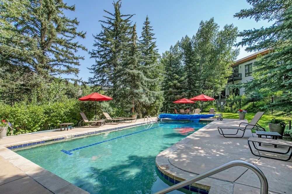 104 Lodge At Brookside 2 Bedroom Condo by RedAwning - Property Image 12