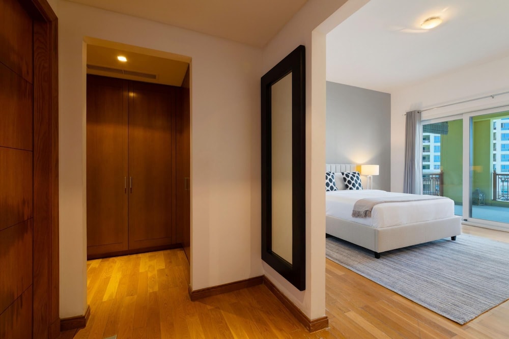 Exclusive Apt w Seafront Views Over Palm Jumeirah