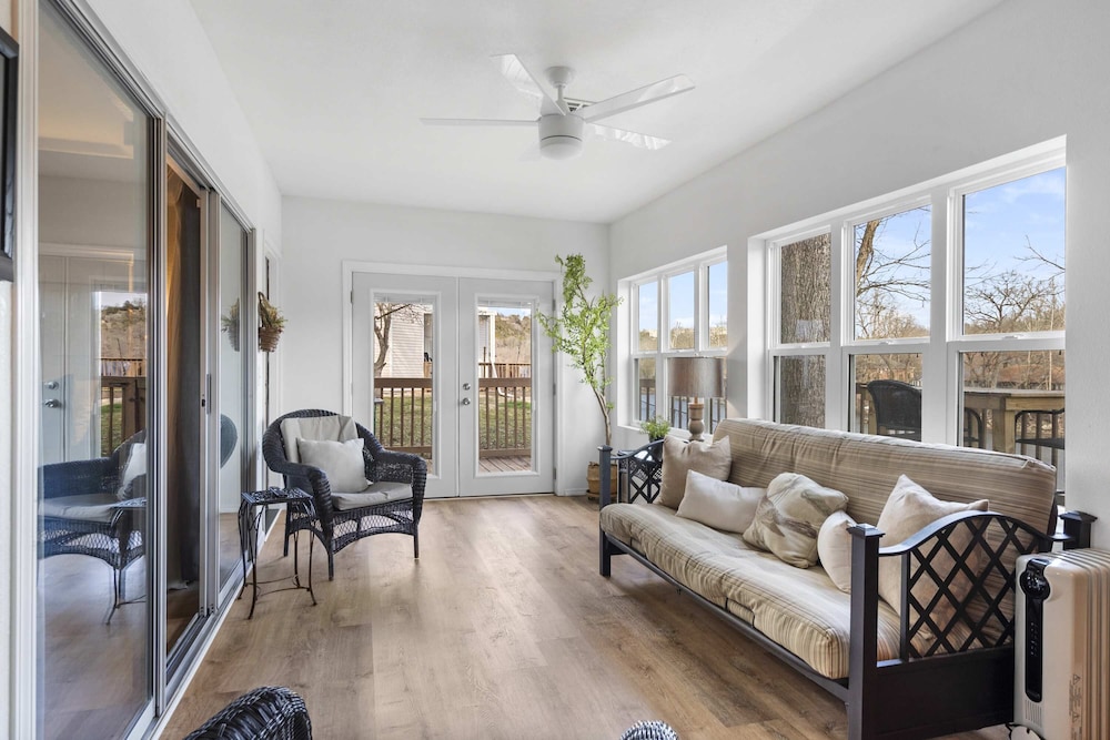 Lake Front Escape For 8!
