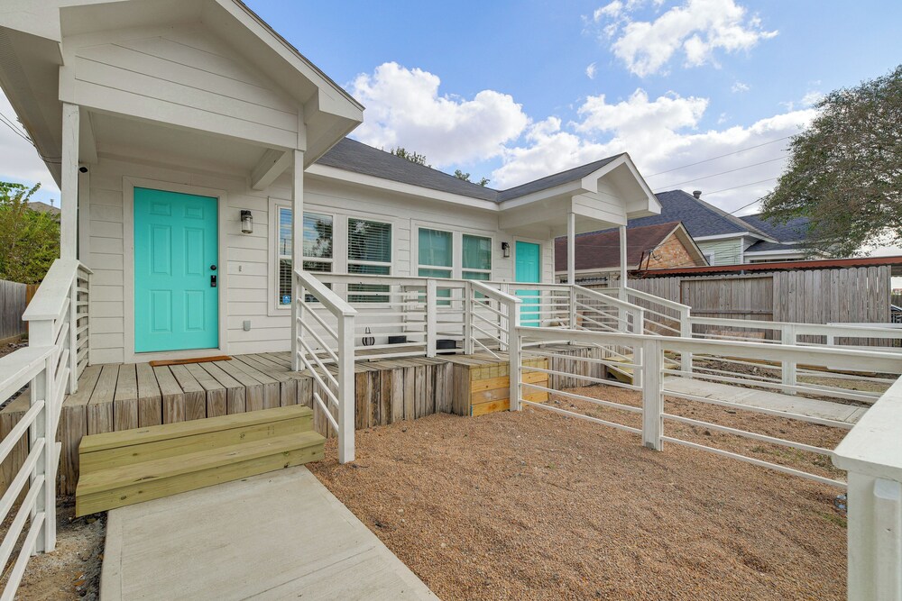 Light Rail Access & Skyline View! Modern HTX Home
