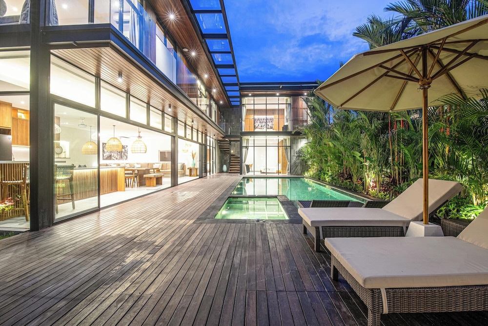 Elegant 6BR Canggu Villa Steps From the Ocean