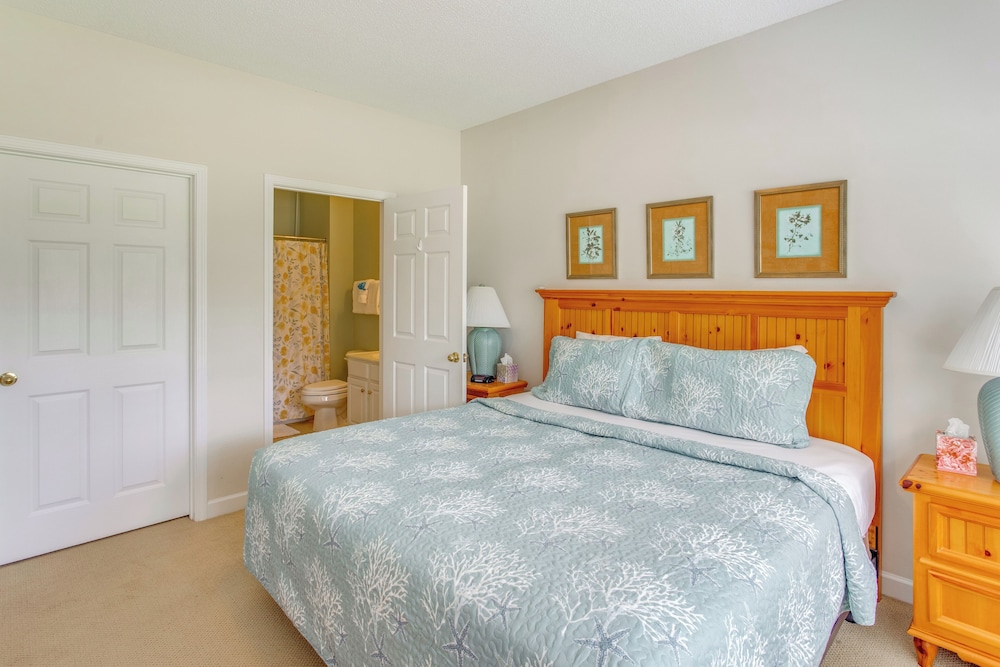 Condo w/ Golf Course View in Barefoot Resort!